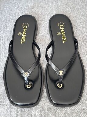 NEW BLAZY CHANEL Black leather GOLD CC Logo FLIP FLOP Slides Flat Sandals 38.5